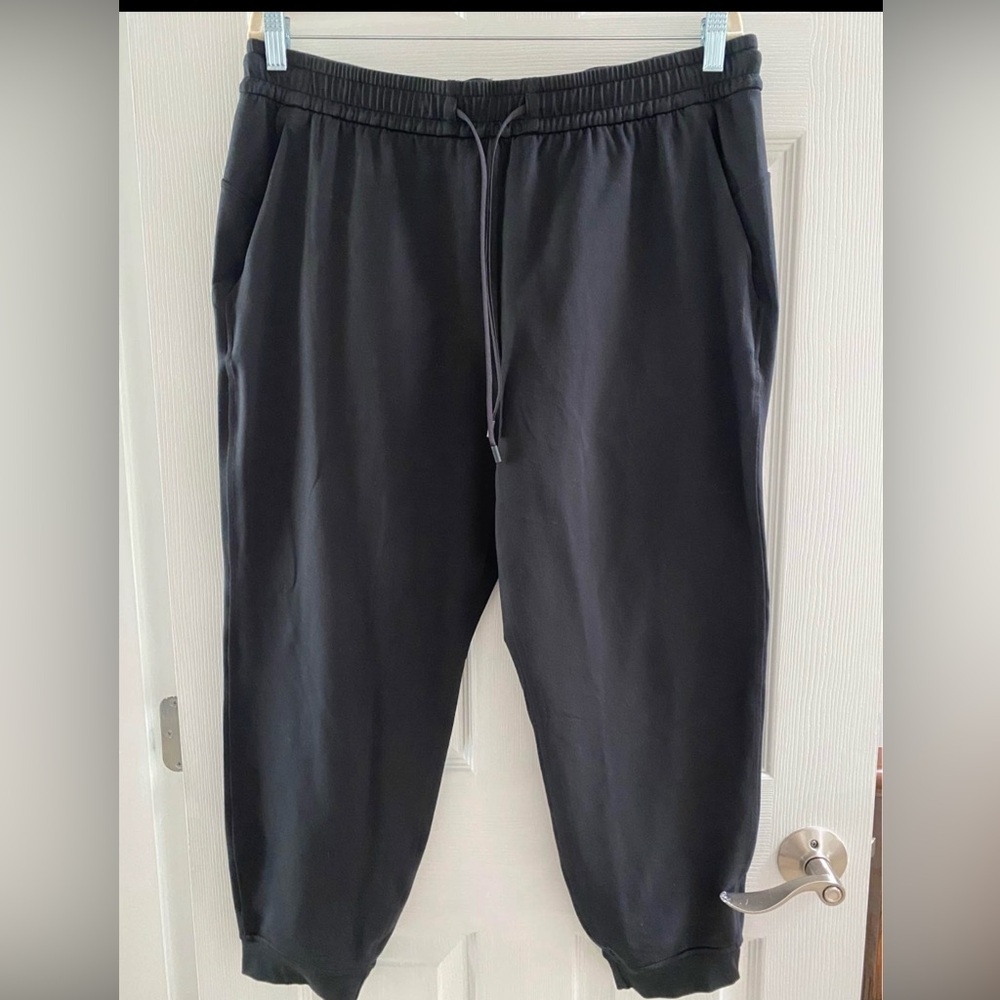 Lululemon Women’s Black Soft Jersey Classic Fit Mid Rise Crops Size 12 Like new!